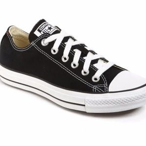Black converse low tops size 8W / 6M